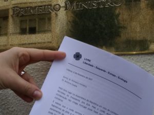 LIVRE entrega a António Costa petição a favor dos refugiados que em 3 dias recolheu mais de 2.200 assinaturas